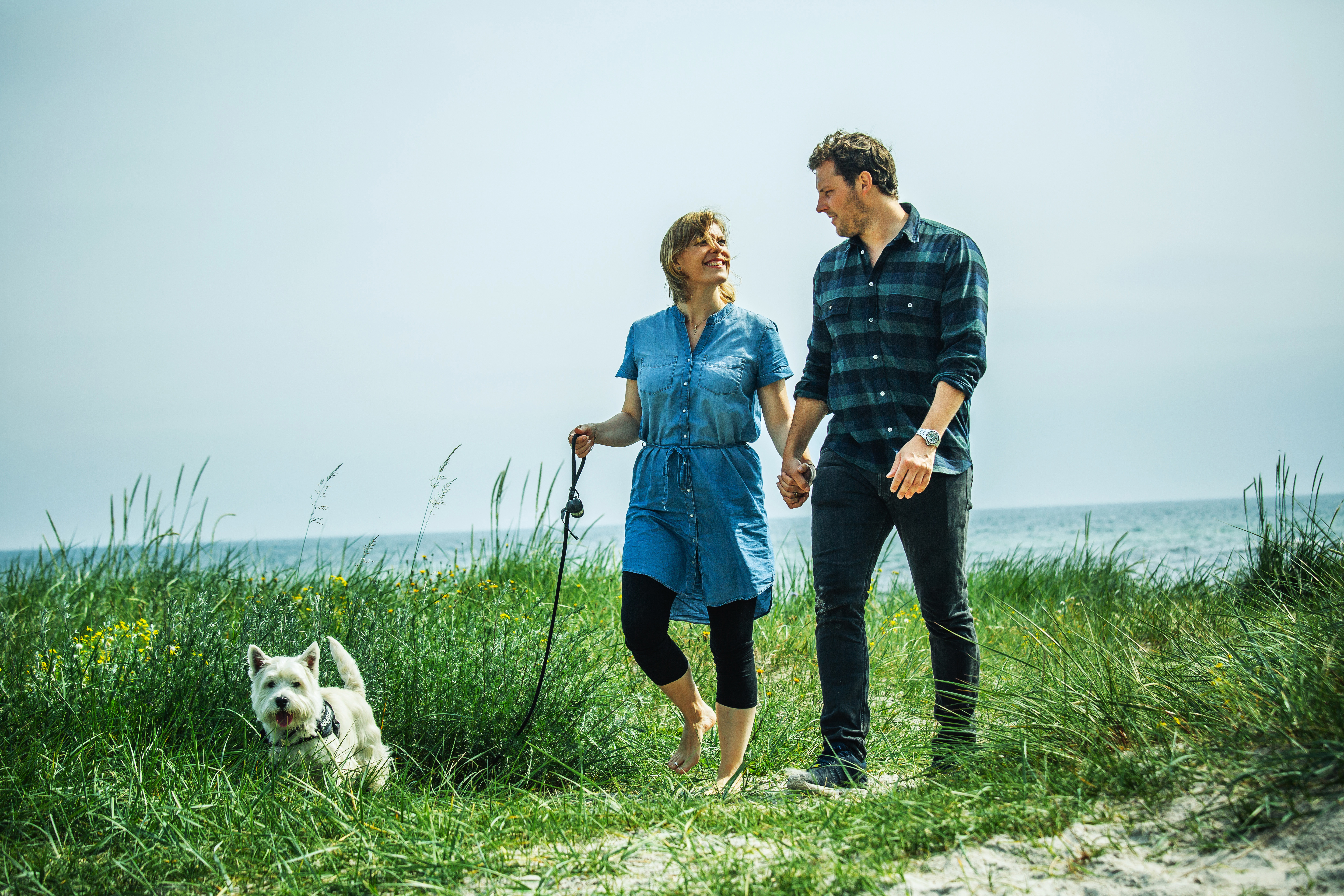 Par med hund ved strand