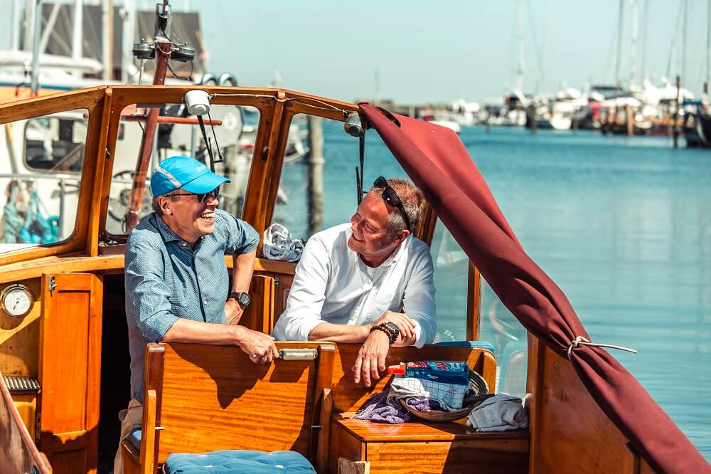 To mænd taler sammen på en båd - de er så heldige at kunne få rabat på forsikringer gennem deres fagforbund