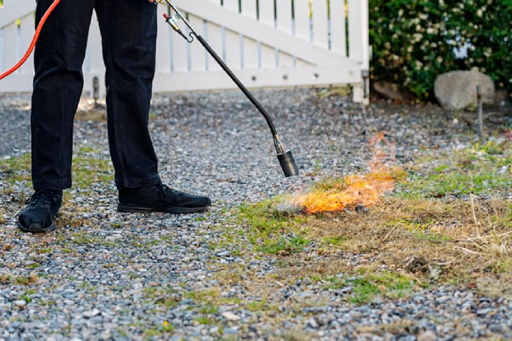 Mand med ukrudtsbrænder