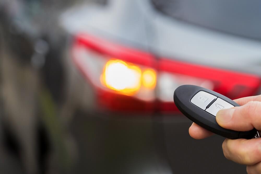 Person låser bilen