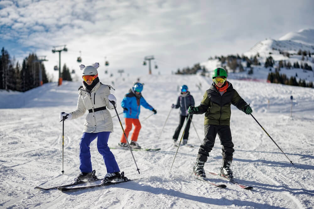 Personer står på ski