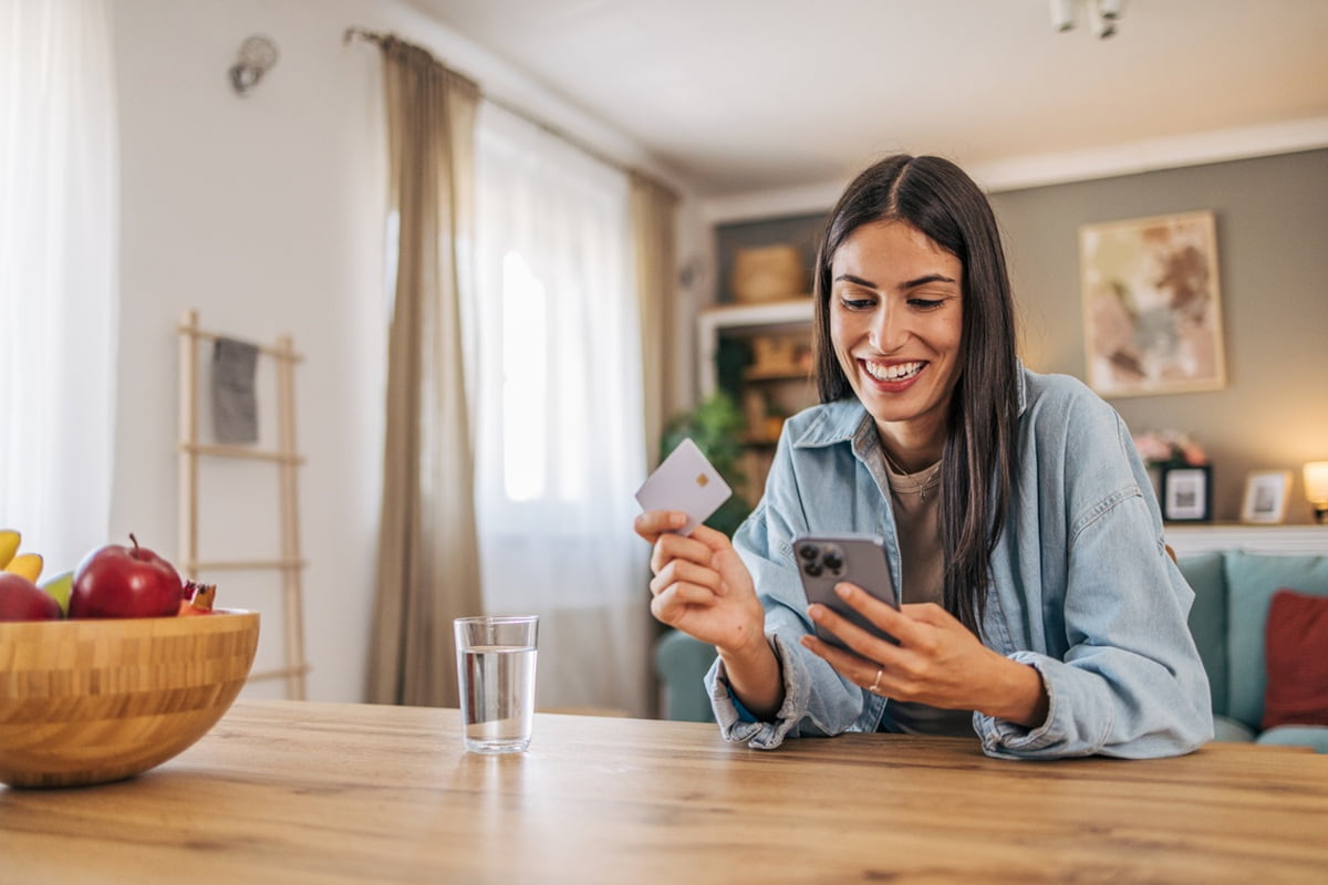 Person, der handler på nettet med sin smartphone