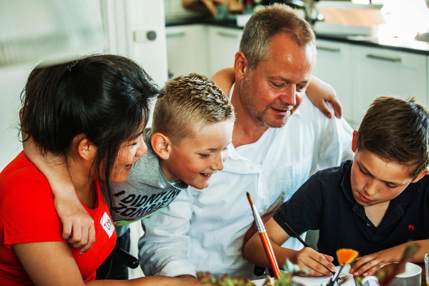 familie hygger sig derhjemme og er forsikret alle sammen i TJM Forsikring