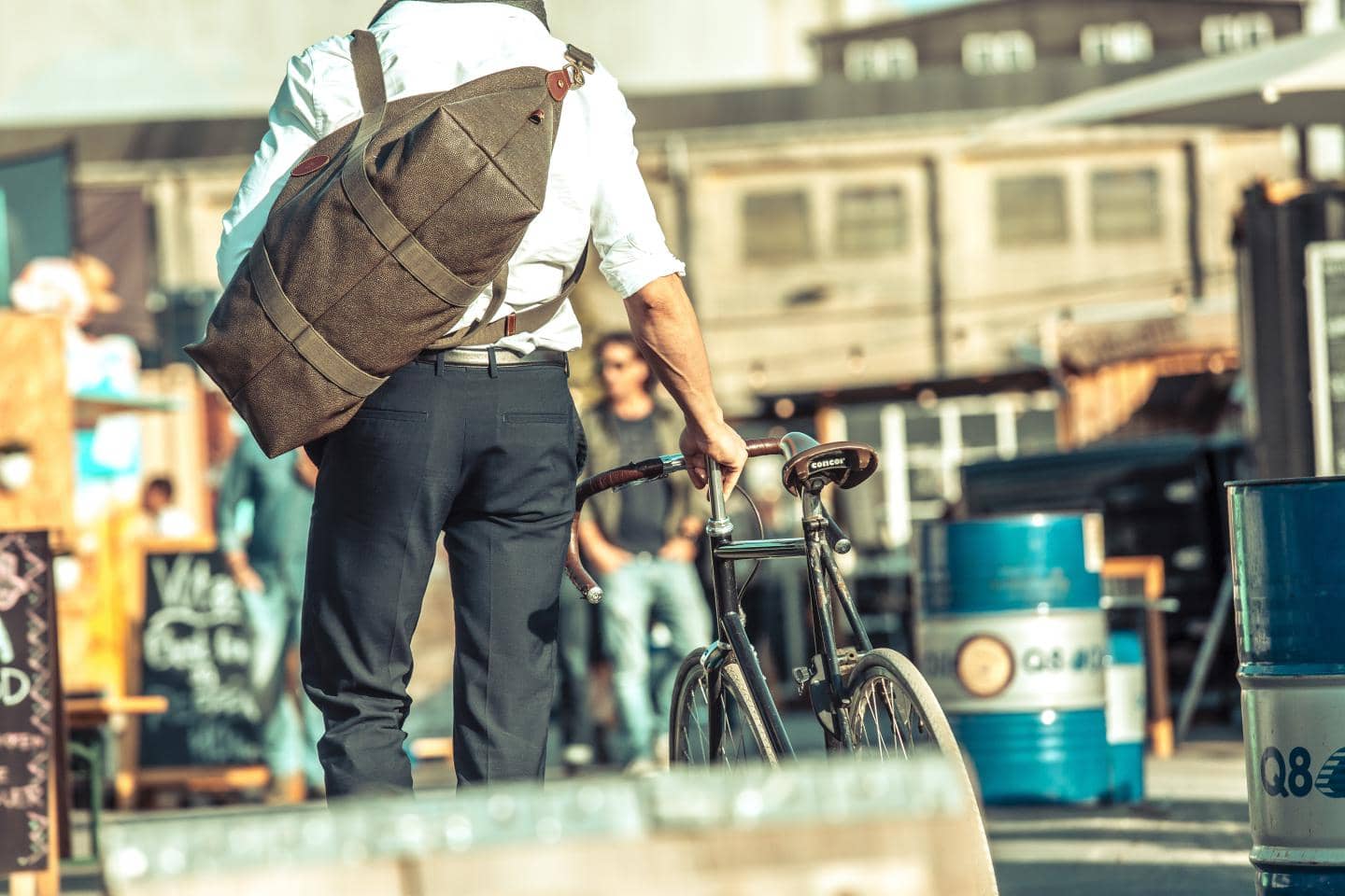 mand går rundt med sin cykel og sørger for den ikke bliver stjålet