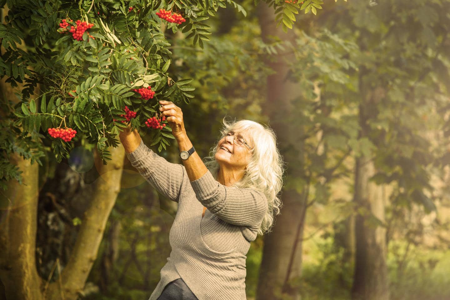 ældre kvinder nyder livet i sin have. Hun har en personforsikring i TJM Forsikring og er godt dækket ift ulykker