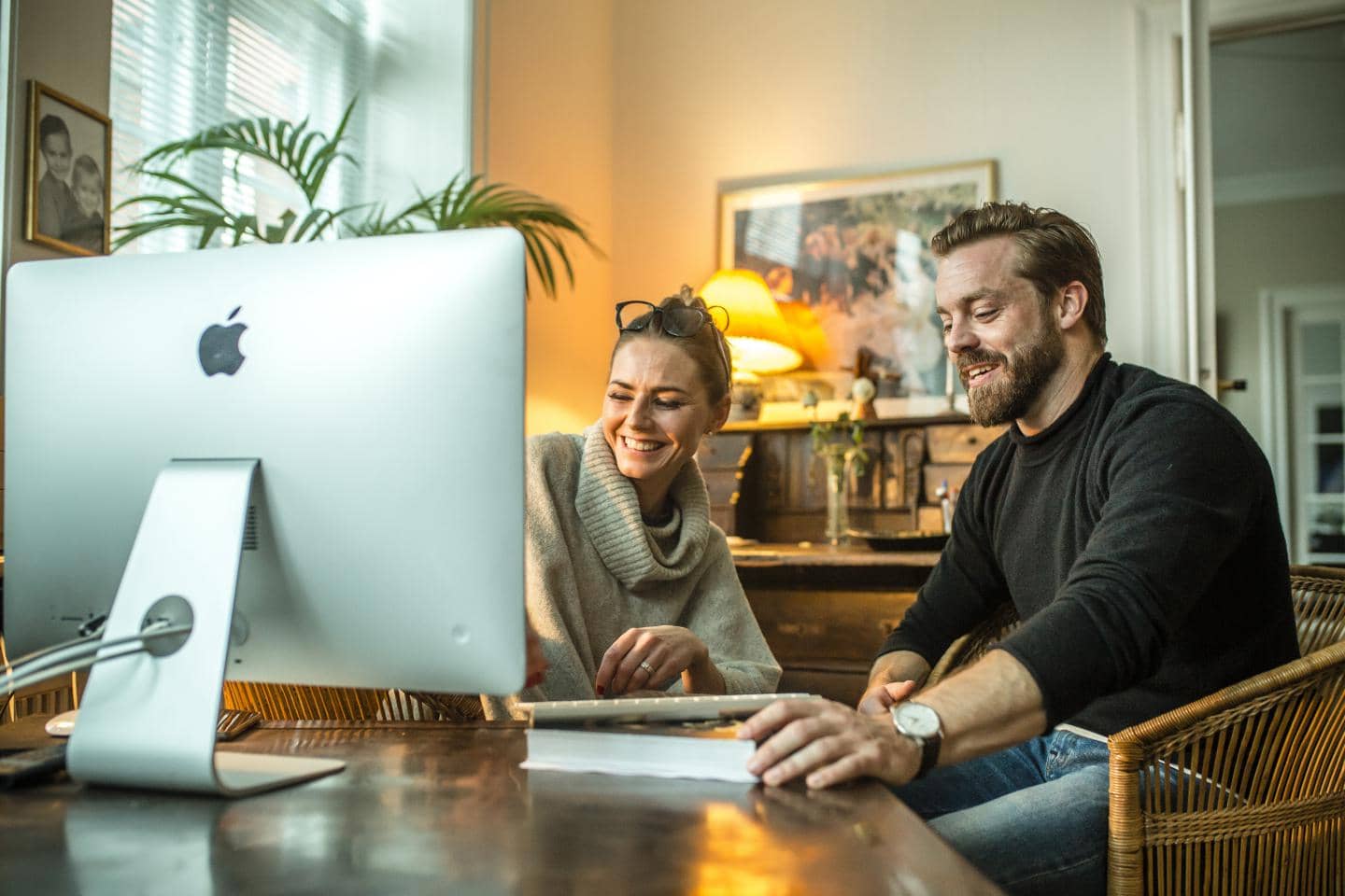 computer og glad mand og kvinde