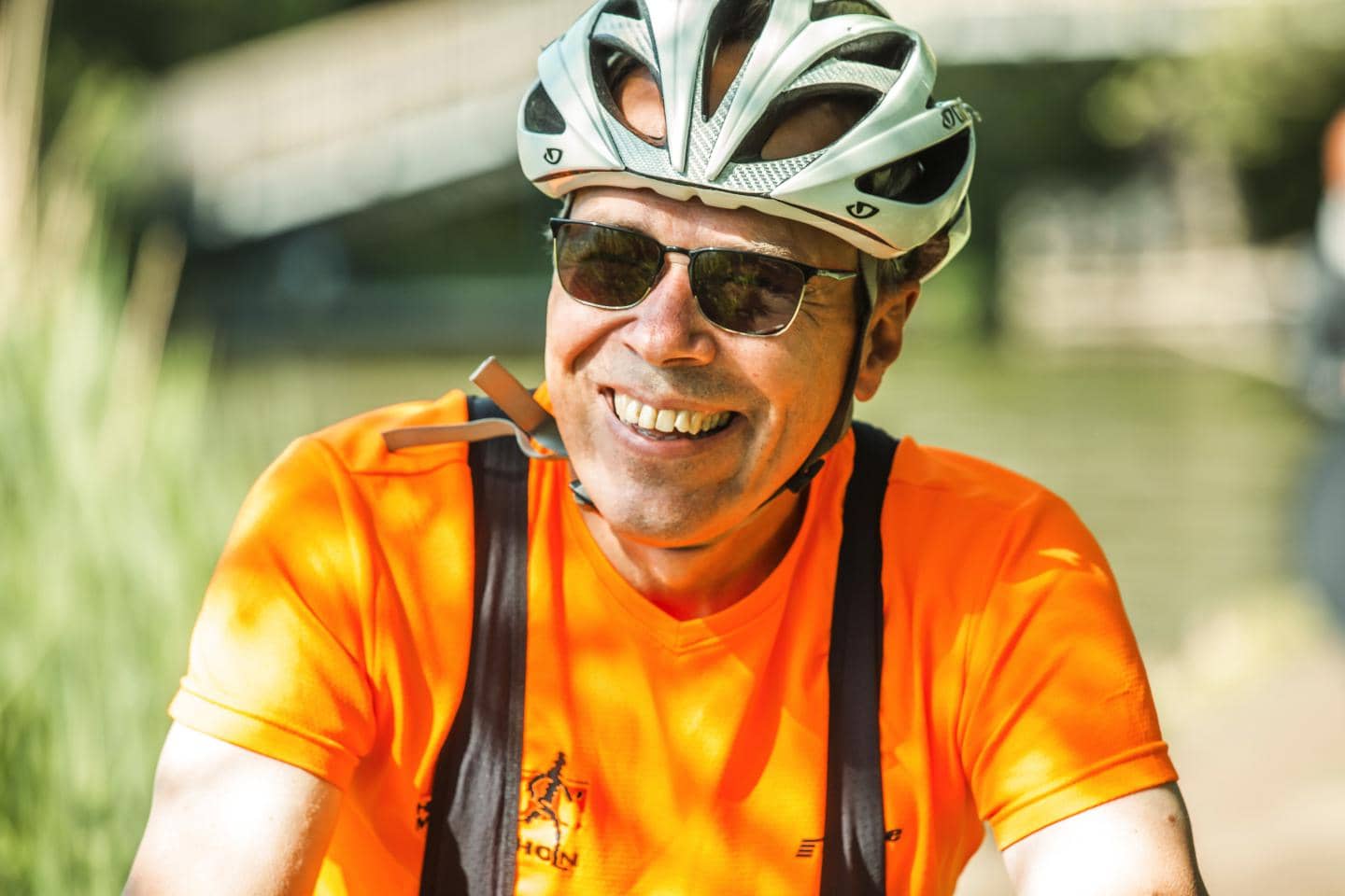 Mand med cykelhjelm, der overvejer en elcykel og tænker på elcykelforsikring