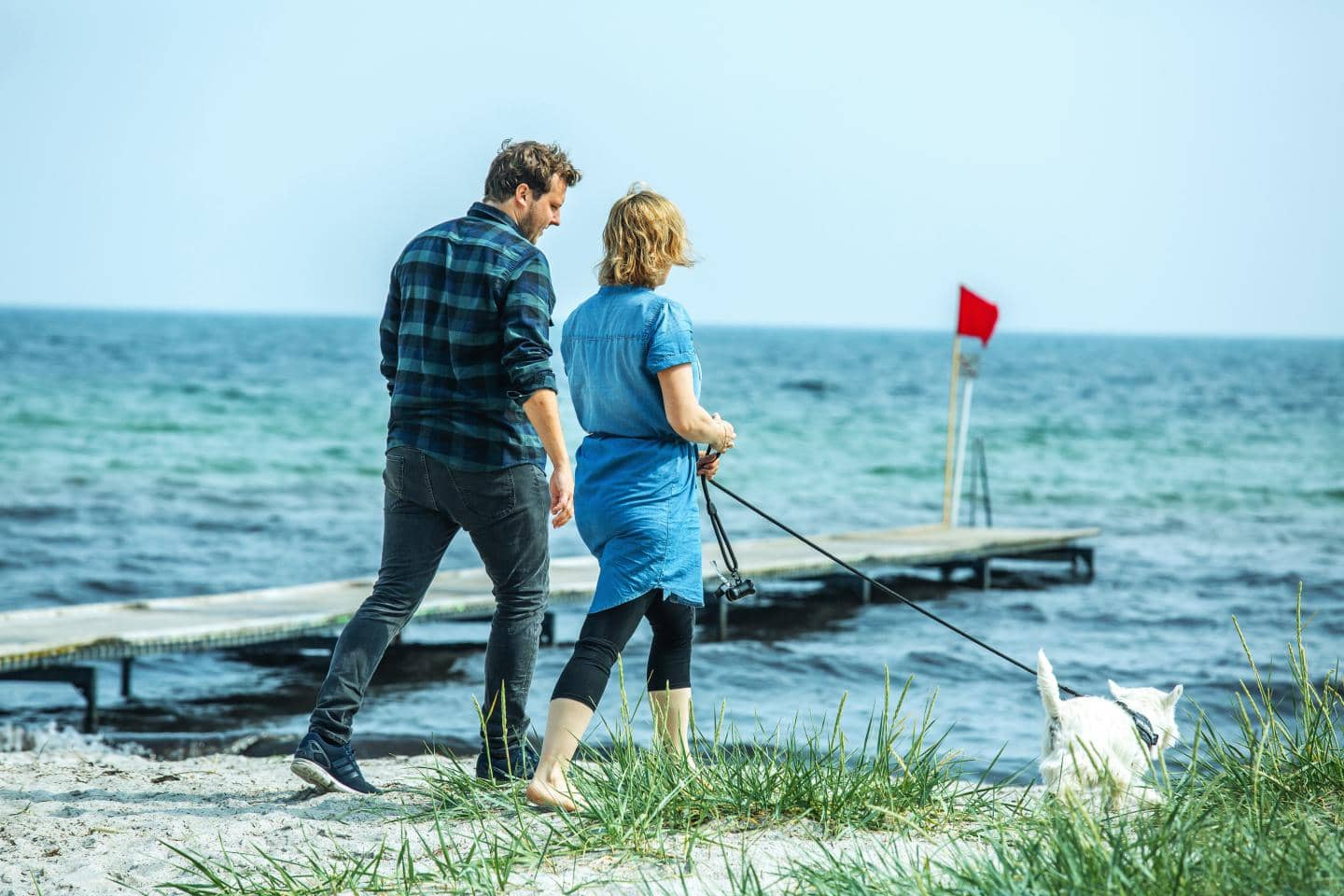 et par med hund på strand