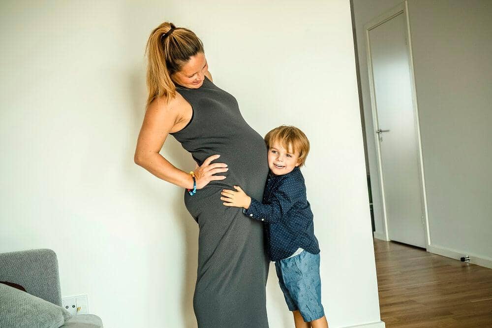 Gravid mor med søn