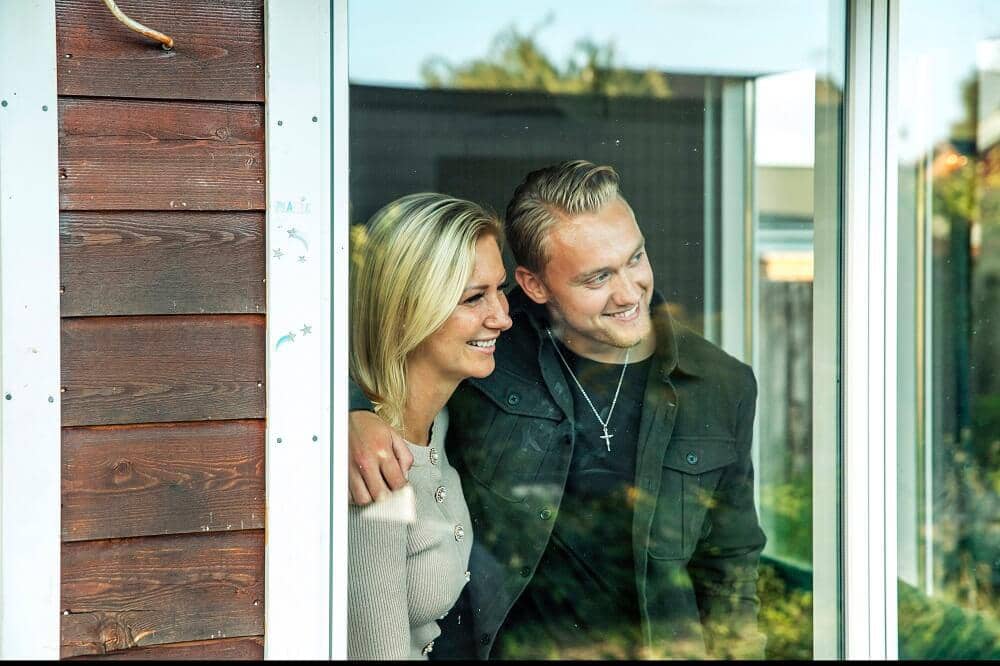 Par flytter ind i nyt hus