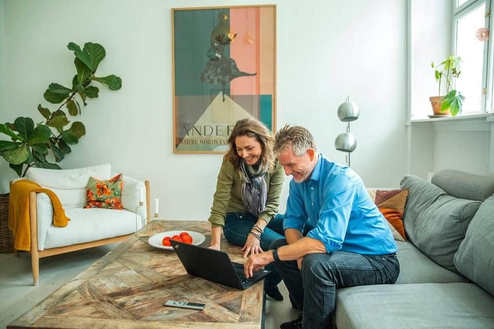 To personer omregistrerer bil