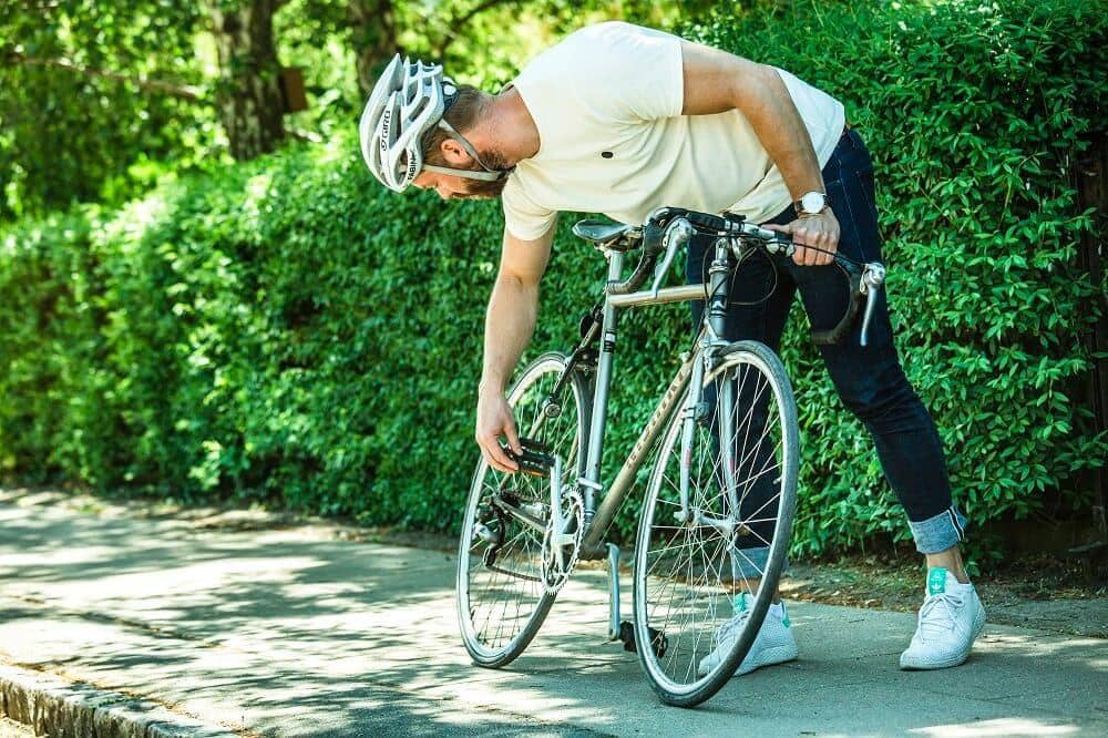 Mand med cykel
