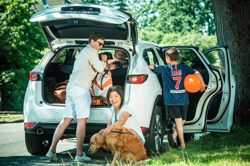 Familie skal på sommerferie. De kører selv med hund og to børn. De har husket rejseforsikringen hos TJM Forsikring