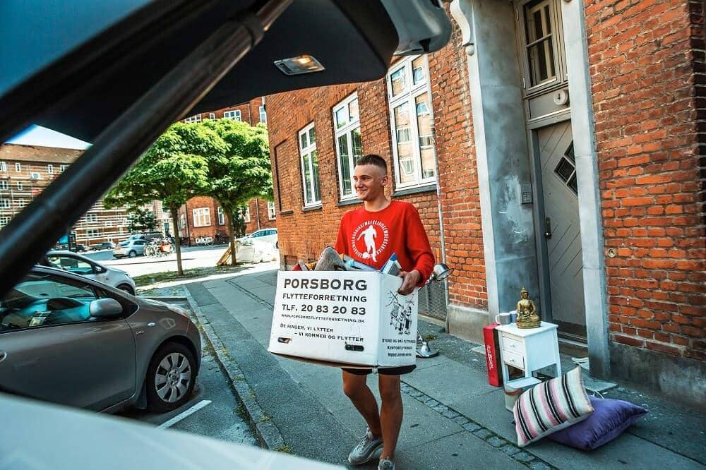 Ung flytter hjemmefra