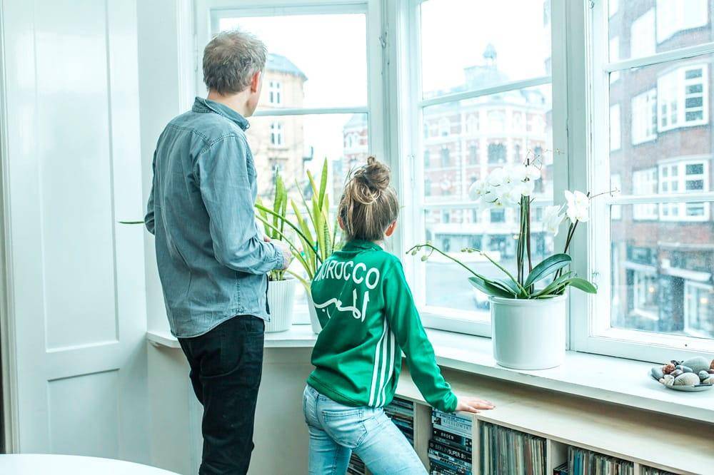 et godt indeklima er vigtigt for disse to, far og datter, så de er friske og veloplagte hele dagen